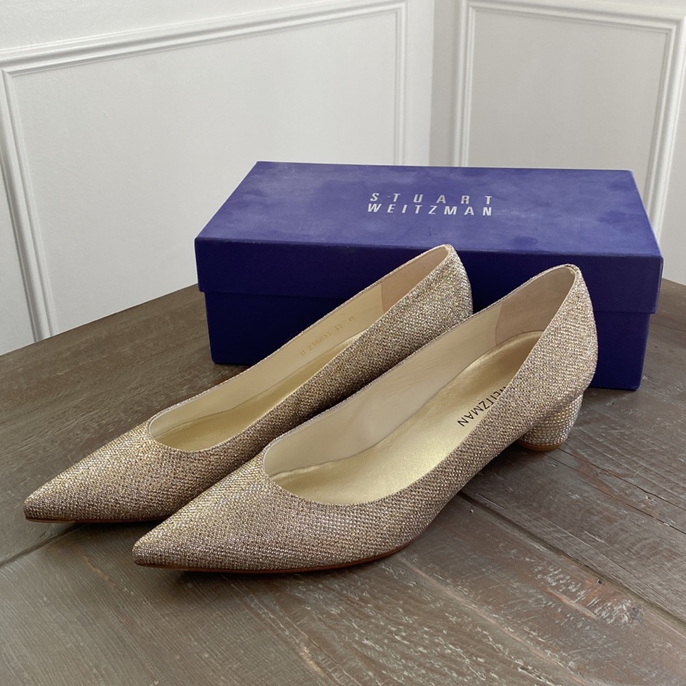 STUART WEITZMAN Poco Globe Gold Shimmering Kitten Heel Pumps